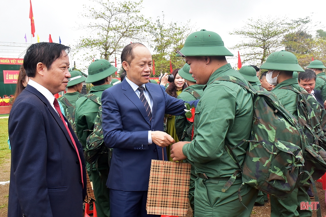 Lãnh đạo Hà Tĩnh, Bộ Quốc phòng dự lễ giao nhận quân tại các địa phương