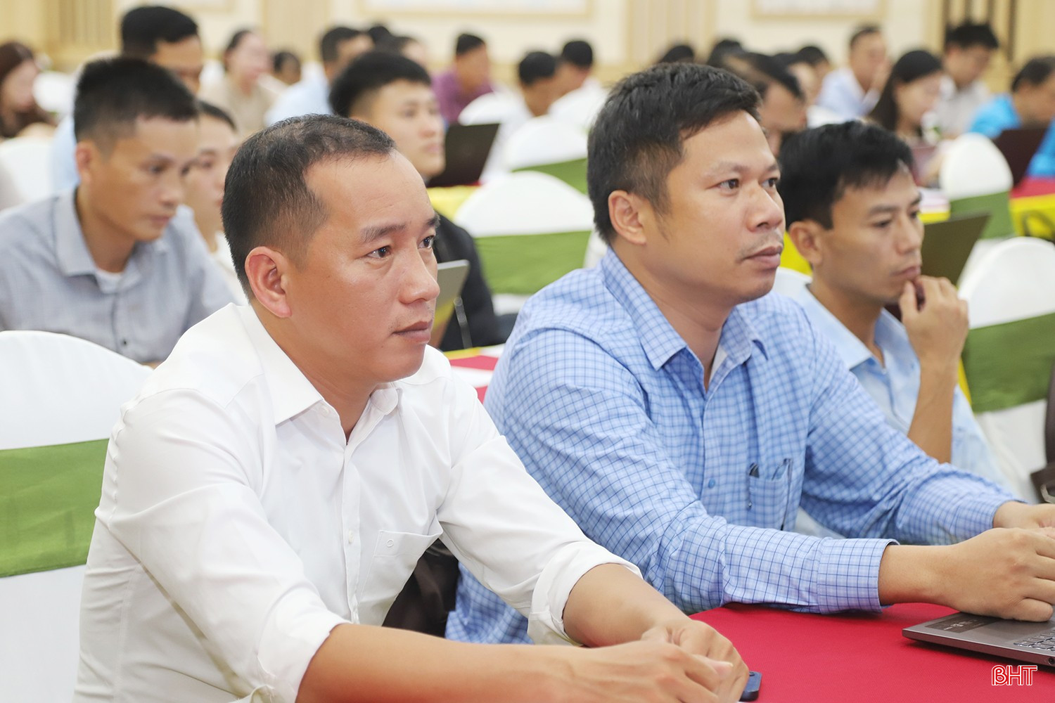 Đại biểu lắng nghe các chuyên đề.