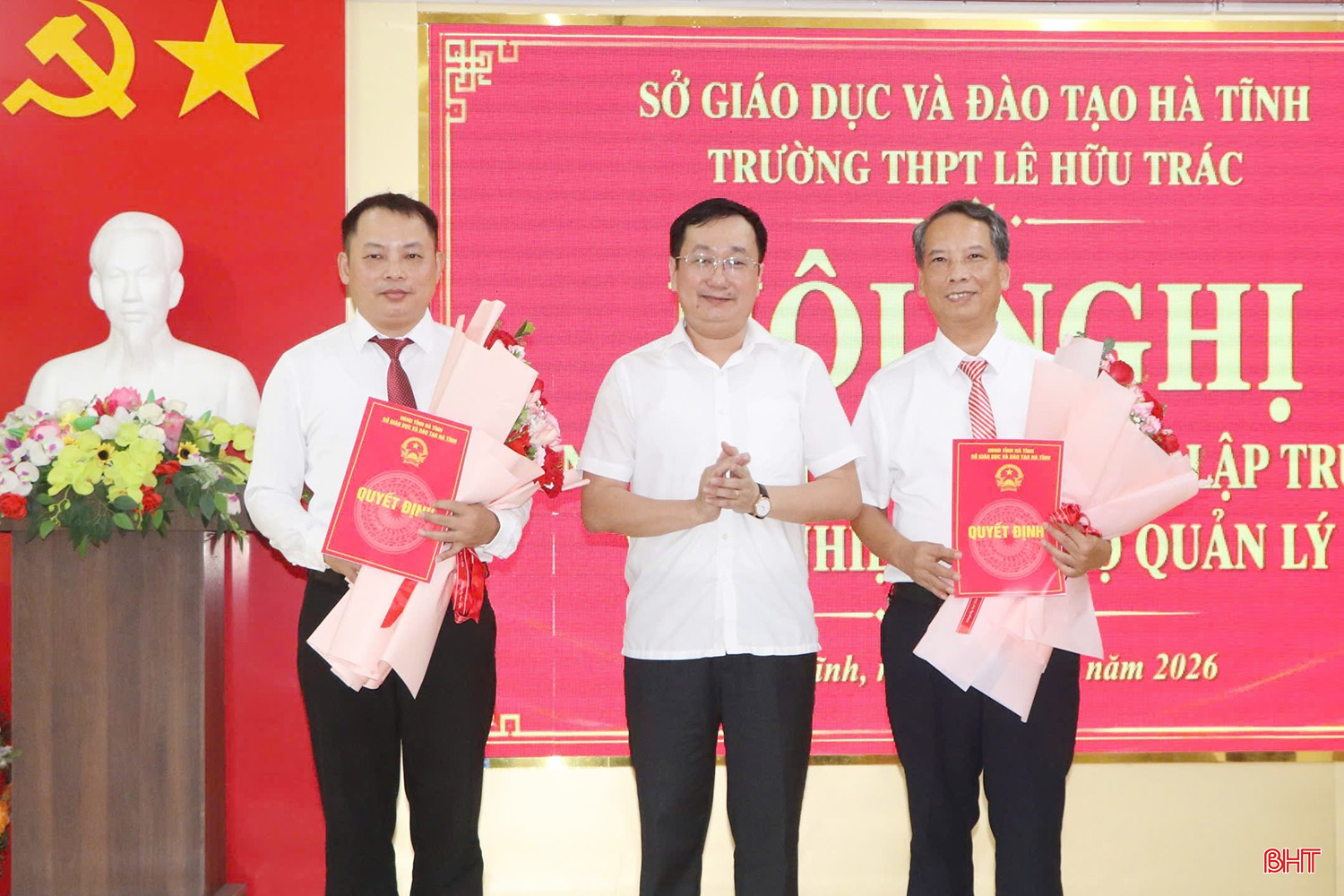 Phó Giám đốc Sở GD&amp;ĐT Nguyễn Ngọc Lê Nam trao quyết định bổ nhiệm các Phó Hiệu trưởng Trường THPT Lê Hữu Trác.