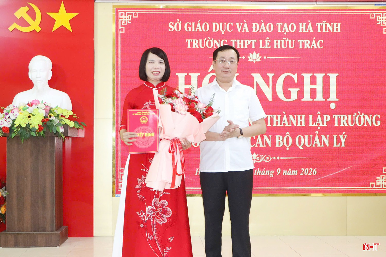 Phó Giám đốc Sở GD&amp;ĐT Nguyễn Ngọc Lê Nam trao quyết định bổ nhiệm cô Thái Thị Bích Ngọc - Hiệu trưởng Trường THPT Đức Thọ giữ chức Hiệu trưởng Trường THPT Lê Hữu Trác.