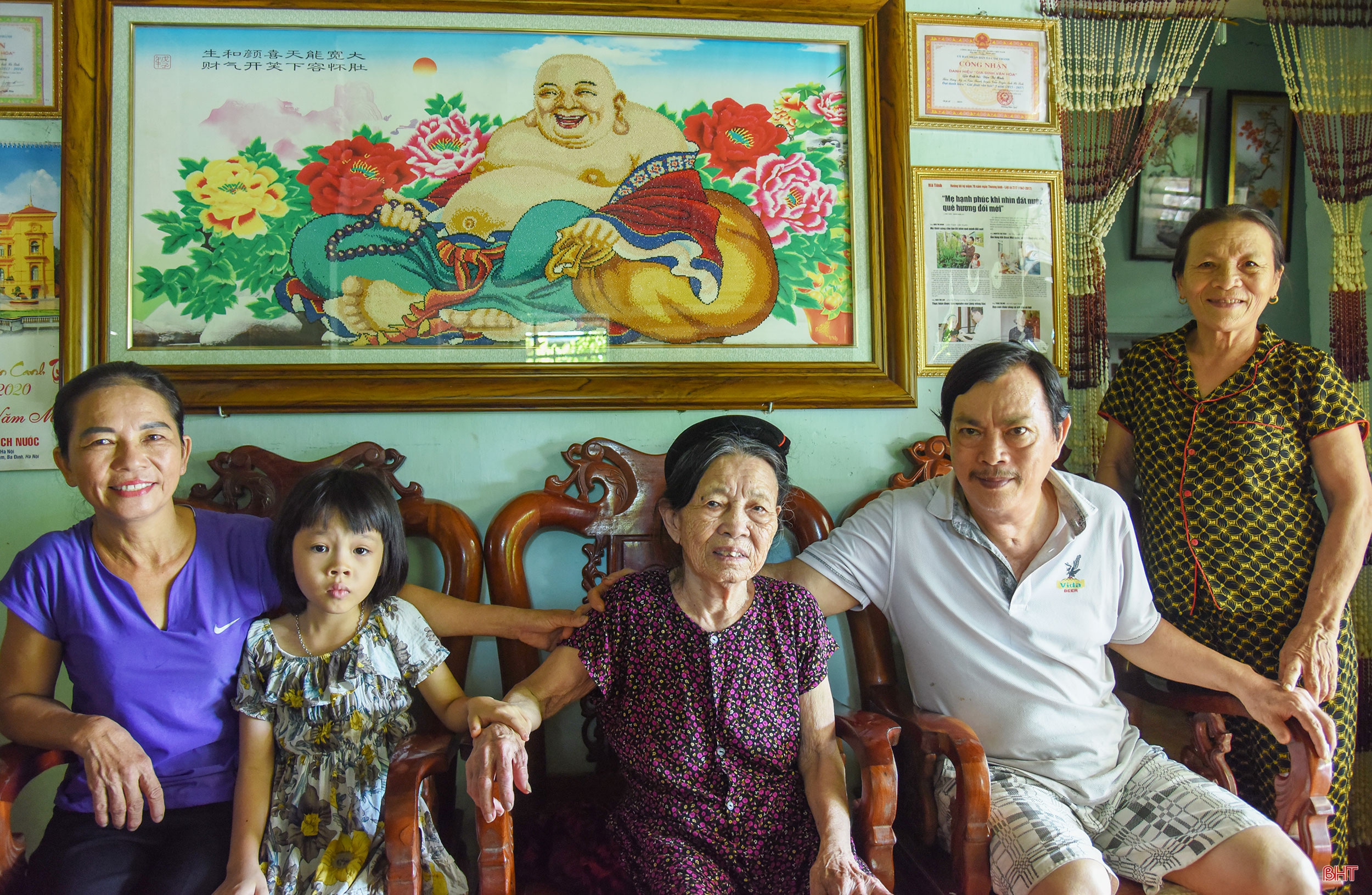 Tự hào chúng con có Mẹ Việt Nam anh hùng...