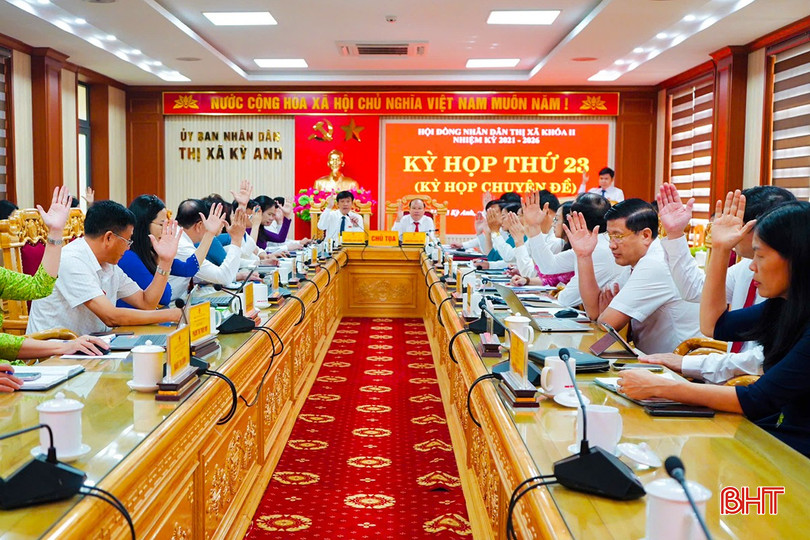 Đại biểu biểu quyết thông qua các nghị quyết tại kỳ họp.