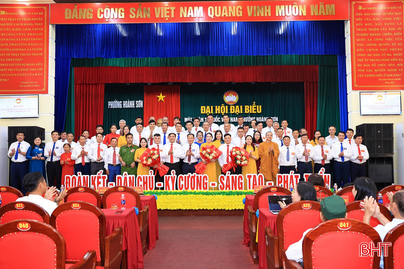 Đại biểu tặng hoa chúc mừng các ủy viên Ủy ban MTTQ Việt Nam phường Hoành Sơn nhiệm kỳ 2025 - 2030.
