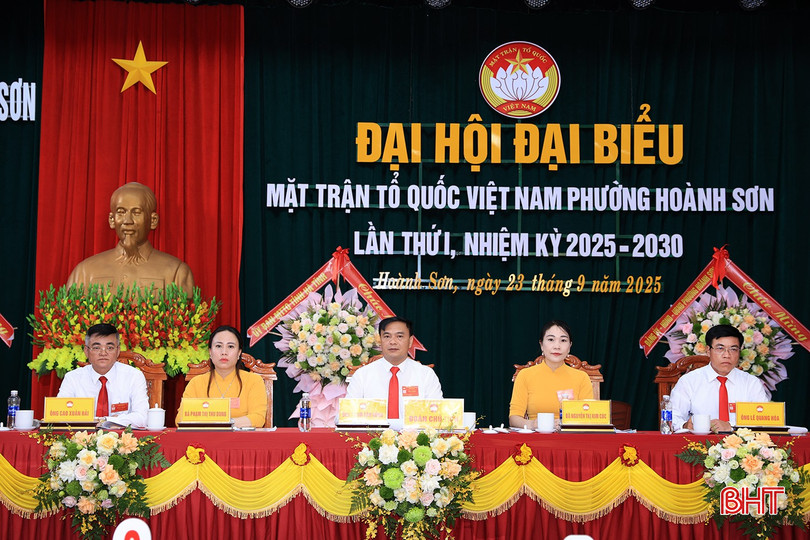 Chủ trì đại hội.