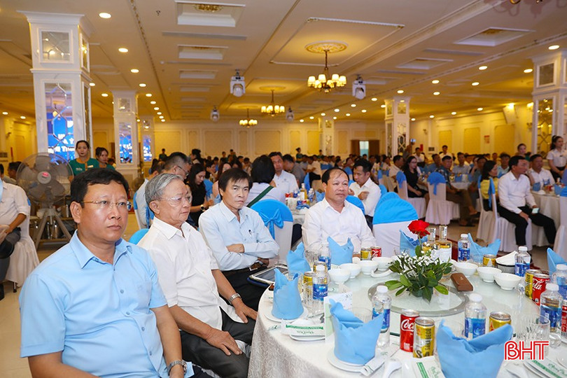 Đại biểu tham dự chương trình.