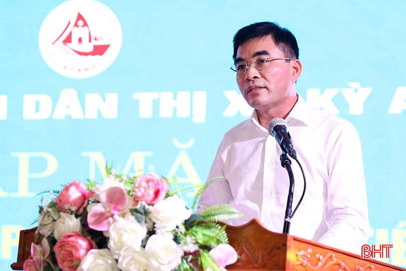 Chủ tịch UBND thị xã Kỳ Anh Phan Thành Biển phát biểu tại chương trình gặp mặt.