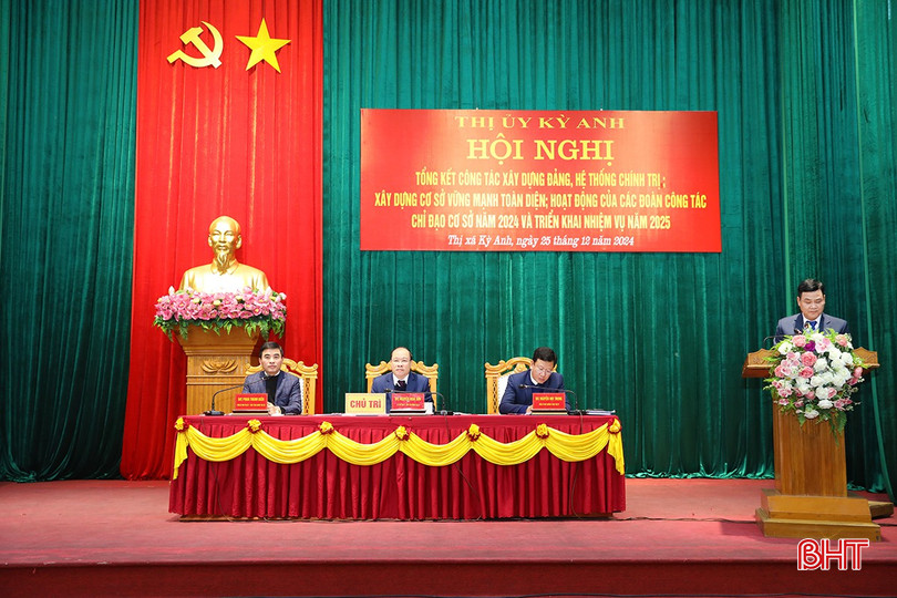 Chủ trì hội nghị.
