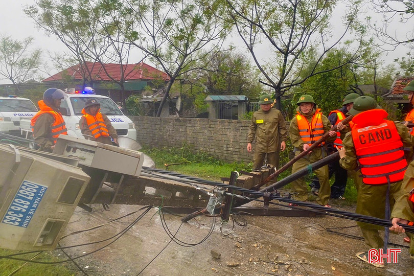 Lực lượng công an phường Vũng Áng hỗ trợ người dân khắc phục sau bão.