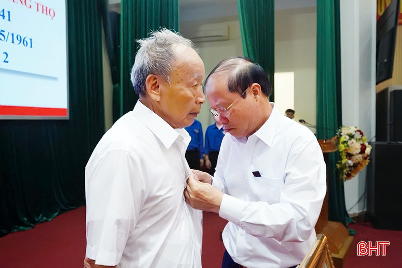 Bí thư Đảng uỷ phường Sông Trí Nguyễn Hoài Sơn trao Huy hiệu Đảng cho đảng viên 65 năm tuổi Đảng.