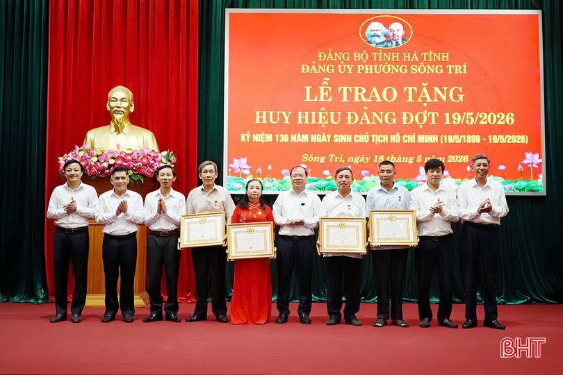 Trao Huy hiệu Đảng cho các đảng viên ở phường Sông Trí, xã Can Lộc ảnh 3