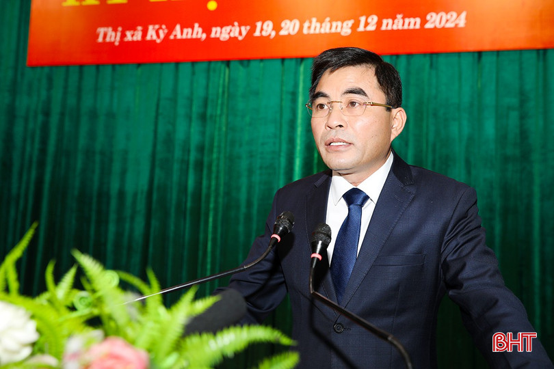 Chủ tịch UBND thị xã Kỳ Anh Phan Thành Biển báo cáo kết quả thực hiện nhiệm vụ phát triển KT - XH, đảm bảo QP - AN năm 2024; kế hoạch triển khai nhiệm vụ năm 2025.