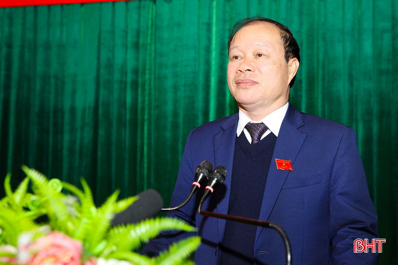 Bí thư Thị uỷ, Chủ tịch HĐND thị xã Nguyễn Hoài Sơn phát biểu khai mạc kỳ họp.