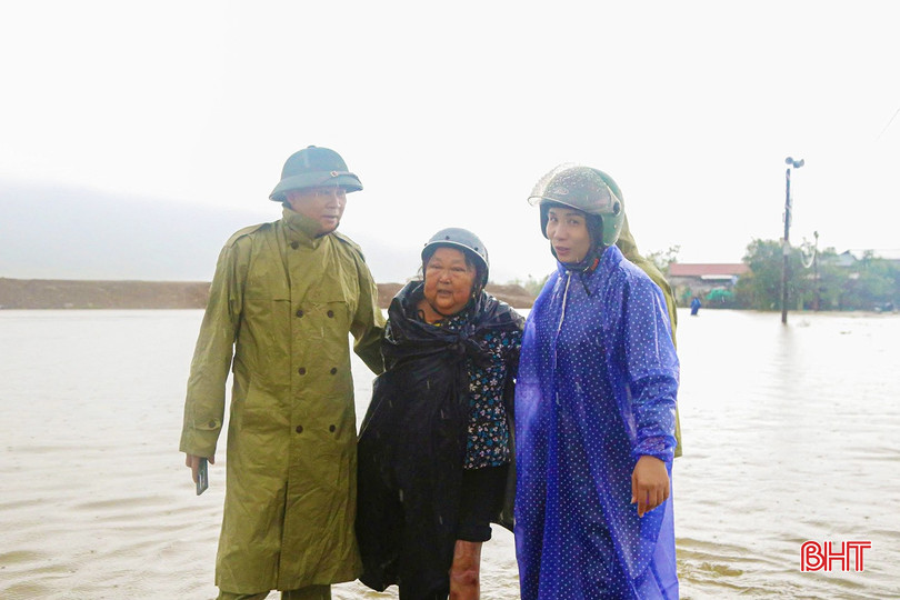 Chính quyền phường đã huy động toàn bộ lực lượng công an, dân quân, đoàn viên thanh niên, tổ dân phố cùng phương tiện hỗ trợ người dân vận chuyển tài sản, lương thực, vật dụng thiết yếu.