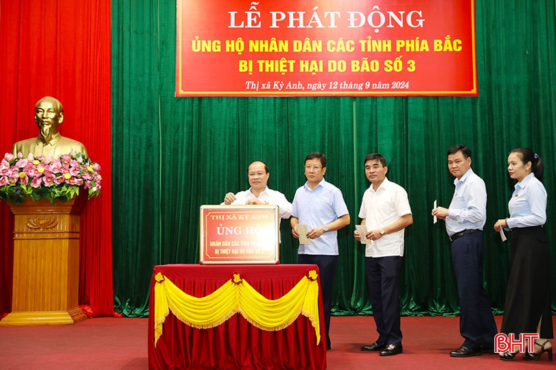 Lãnh đạo thị xã Kỳ Anh quyên góp, ủng hộ Nhân dân các tỉnh phía Bắc bị thiệt hại do bão số 3.