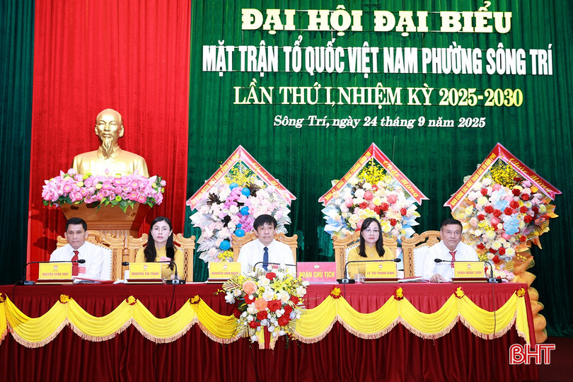 Chủ trì đại hội.