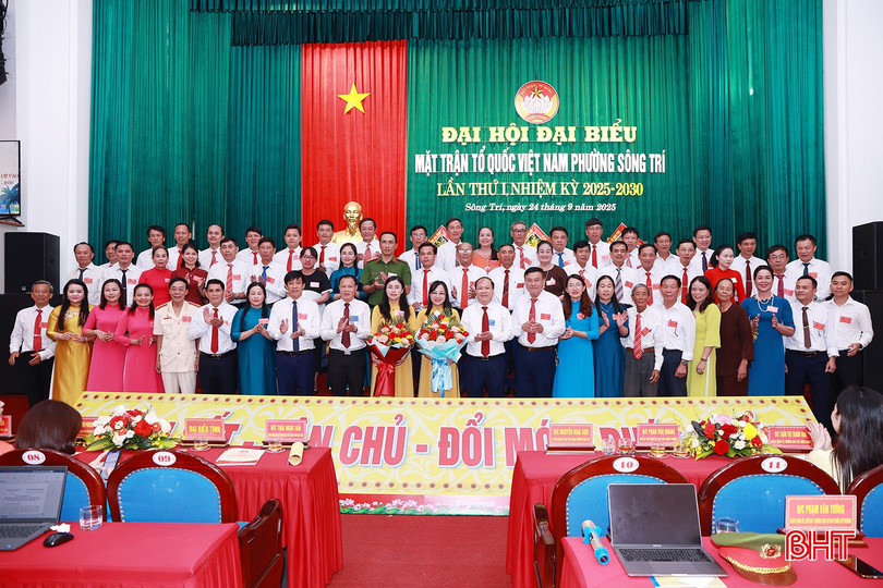Đại biểu tặng hoa chúc mừng các Ủy viên Ủy ban MTTQ phường Sông Trí nhiệm kỳ 2025 - 2030.
