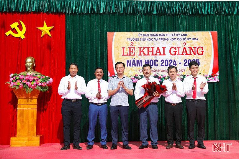 Phó Chủ tịch UBND tỉnh Trần Báu Hà tặng hoa chúc mừng tập thể giáo viên, học sinh Trường TH&amp;THCS Kỳ Hoa.