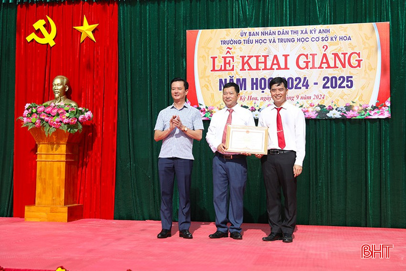 Phó Chủ tịch UBND tỉnh Trần Báu Hà trao bằng khen của UBND tỉnh cho Trường TH&amp;THCS Kỳ Hoa vì đã có thành tích thực hiện nhiệm vụ năm học 2023-2024.