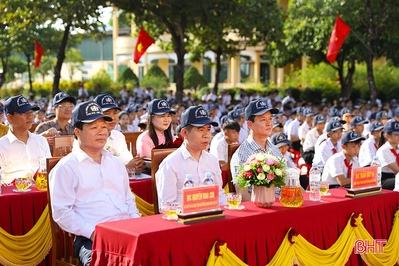 Đại biểu tham dự lễ khai giảng.