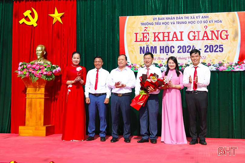 Lãnh đạo thị xã Kỳ Anh tặng hoa chúc mừng tập thể giáo viên, học sinh Trường TH&amp;THCS Kỳ Hoa.