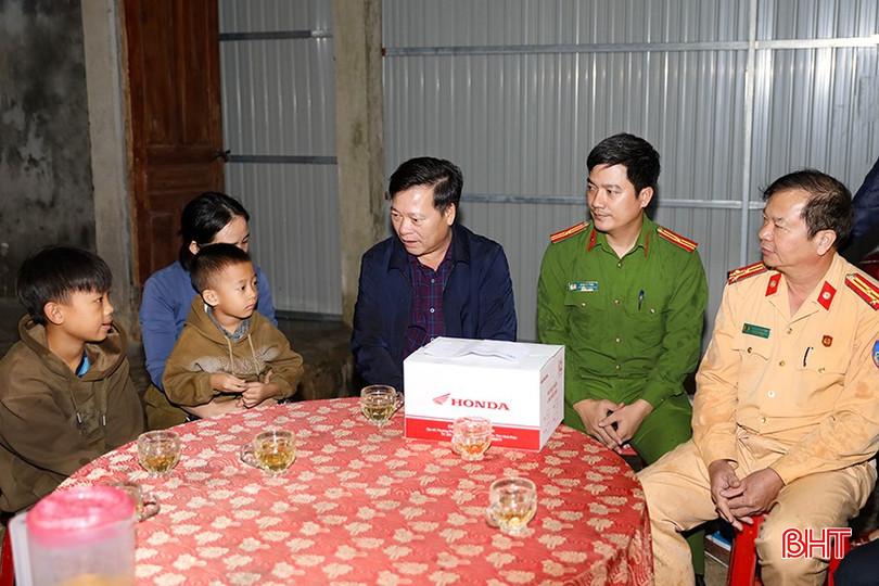 Đoàn cũng đến thăm hỏi, tặng quà gia đình chị Đặng Thị Phương (thôn Hoa Thắng, xã Kỳ Hoa), có chồng là anh N.V.T bị tử vong do TNGT vào tháng 8/2024. Hoàn cảnh gia đình chị Phương thuộc diện đặc biệt khó khăn, bản thân chị mắc khuyết tật ở chân, một mình nuôi 2 con nhỏ.