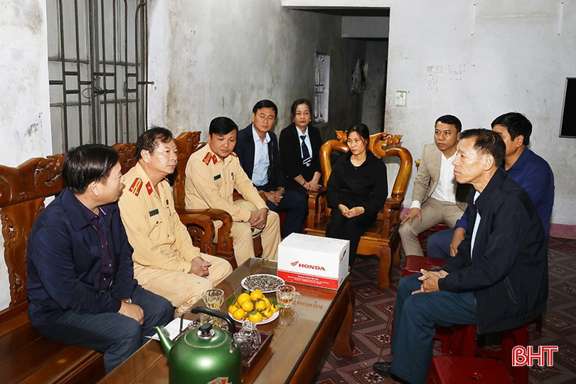 Thăm hỏi gia đình nạn nhân tử vong do tai nạn giao thông ảnh 5