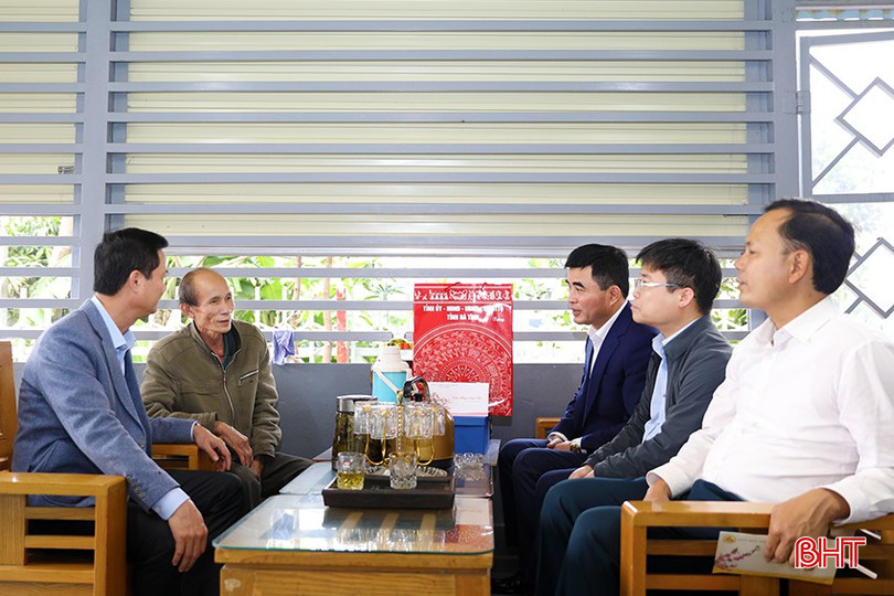 Đoàn thăm, tặng quà cho gia đình ông Lê Tùng Ninh...
