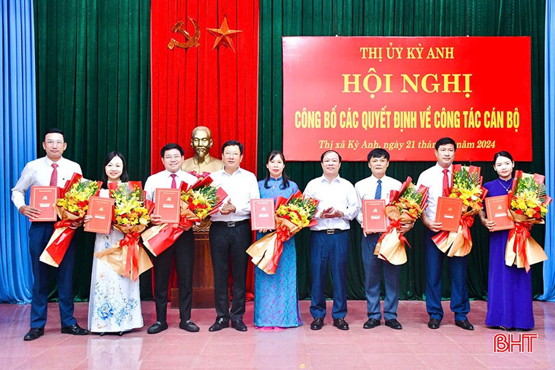 Lãnh đạo thị xã Kỳ Anh trao quyết định và tặng hoa chúc mừng các đồng chí được điều động, luân chuyển, bổ nhiệm đợt này.