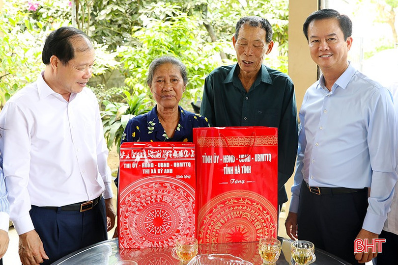 ... và tặng quà cho bà Nguyễn Thị Minh.