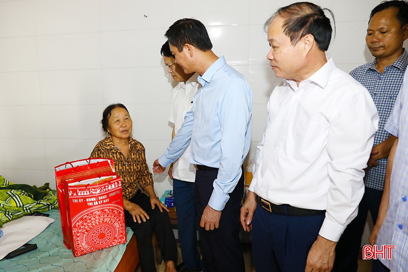 Đoàn thăm hỏi, tặng quà cho gia đình ông Nguyễn Đình Xoan