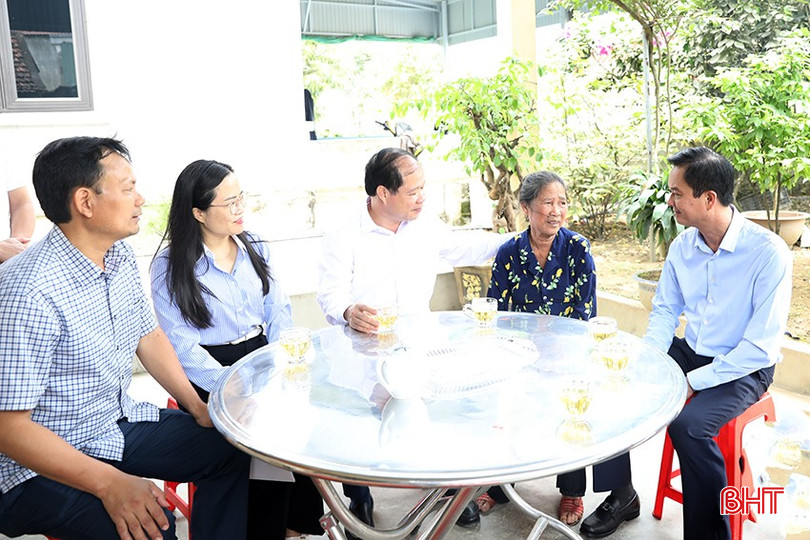 Phó Chủ tịch UBND tỉnh Trần Báu Hà cùng đoàn thăm hỏi...