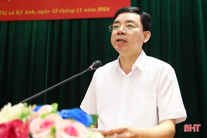 Giám đốc Sở Công thương Đặng Văn Thành báo cáo với cử tri tình hình KT-XH, QP-AN năm 2024; kế hoạch phát triển KT-XH, QP-AN năm 2025.