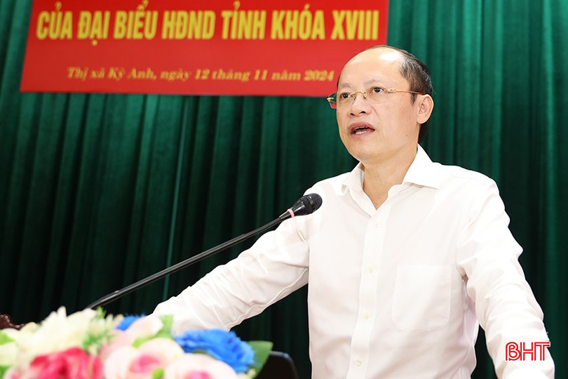 Phó Chủ tịch Thường trực UBND tỉnh Nguyễn Hồng Lĩnh tiếp thu và giải trình kiến nghị của các cử tri.