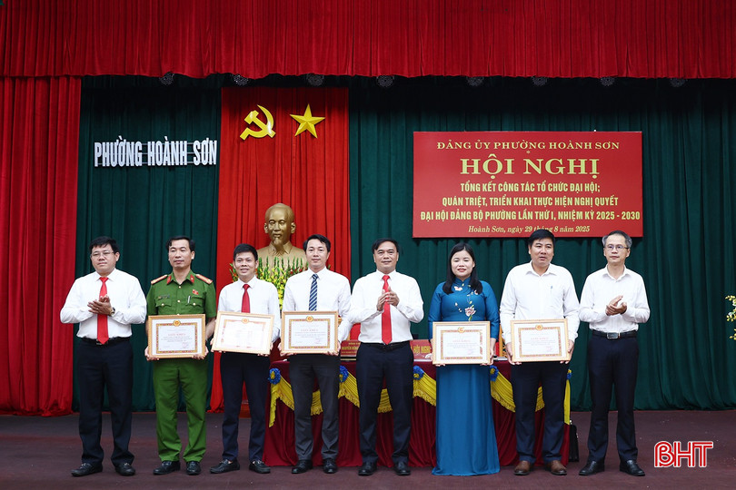 Lãnh đạo Ban Tuyên giáo và Dân vận Tỉnh ủy, phường Hoành Sơn trao tặng giấy khen cho 5 tập thể có nhiều thành tích trong tổ chức Đại hội Đảng bộ phường.