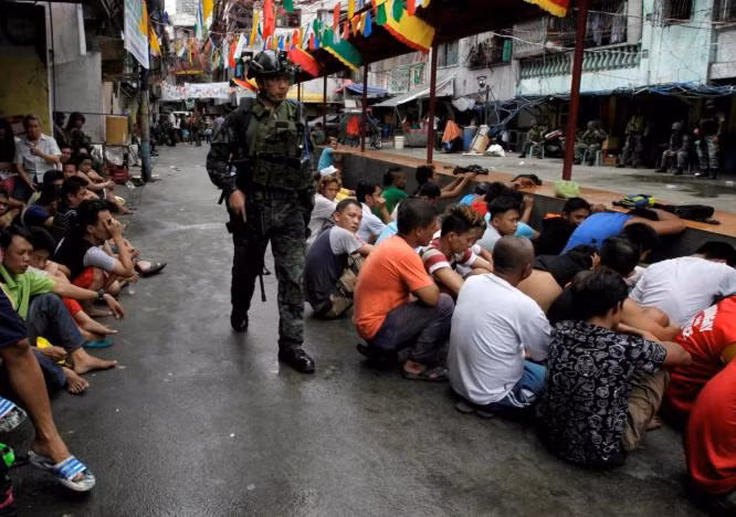 canh sat philippines hua chong ma tuy it mau me hon
