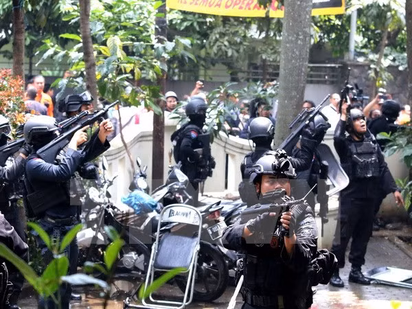 indonesia bat 6 nghi pham khung bo am muu tan cong don canh sat