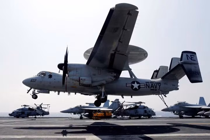can canh boong tau san bay my carl vinson tuan tra o bien dong