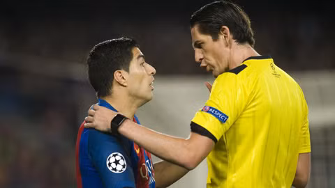 uefa xem xet phat trong tai tran barca psg