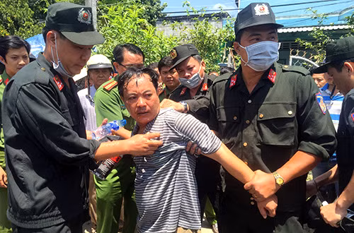 truong phong tu phap bi cap duoi dam guc tai co quan