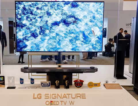 tv oled deo co the dan tuong lan dau tien ra mat