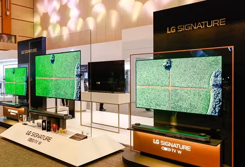 tv oled deo co the dan tuong lan dau tien ra mat