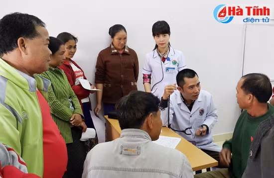 kham cap thuoc mien phi cho 350 nguoi dan lang huu nghi viet lao