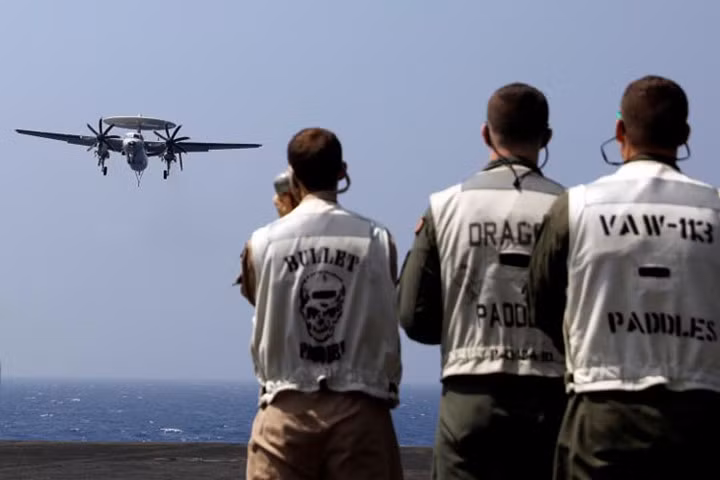 can canh boong tau san bay my carl vinson tuan tra o bien dong