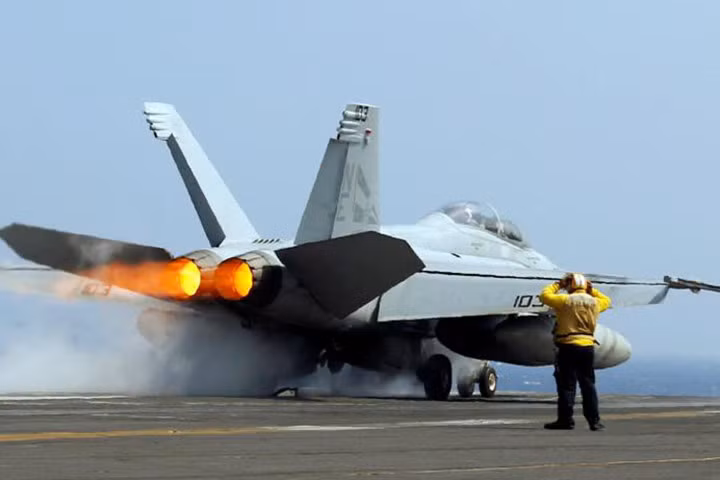 can canh boong tau san bay my carl vinson tuan tra o bien dong
