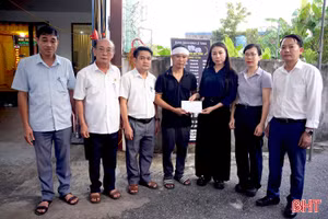 Lãnh đạo phường Thành Sen thăm hỏi gia đình nạn nhân bị đuối nước ở hồ Bảy Mẫu