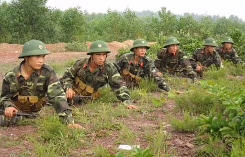 Thao trường đổ mồ hôi, chiến trường bớt đổ máu! Huấn luyện khoa muc ném lựu đạn Huấn luyện chiến thuật đường hầm Kiểm tra đường ngắm chụm Tra lượng nổ Các Tiểu đội trưởng chỉnh sửa từng tư thế cho chiến sỹ mới Phút giải lao trên thao trường