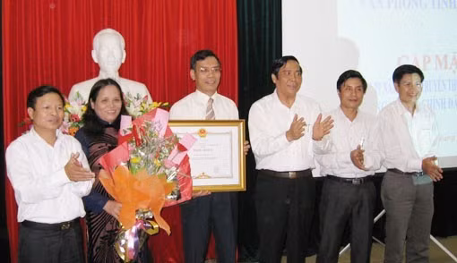 Bí thư Tỉnh ủy Nguyễn Thanh Bình trao Bằng khen của Thủ tướng Chính phủ cho CBNV Văn phòng Tỉnh ủy Hà Tĩnh.