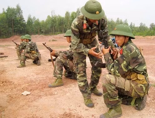 Thao trường đổ mồ hôi, chiến trường bớt đổ máu! Huấn luyện khoa muc ném lựu đạn Huấn luyện chiến thuật đường hầm Kiểm tra đường ngắm chụm Tra lượng nổ Các Tiểu đội trưởng chỉnh sửa từng tư thế cho chiến sỹ mới Phút giải lao trên thao trường