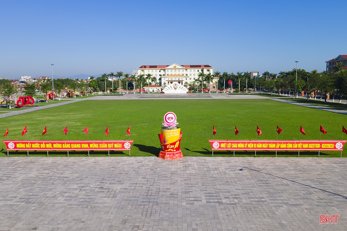 Thành Sen rực rỡ đón chào xuân Quý Mão 2023