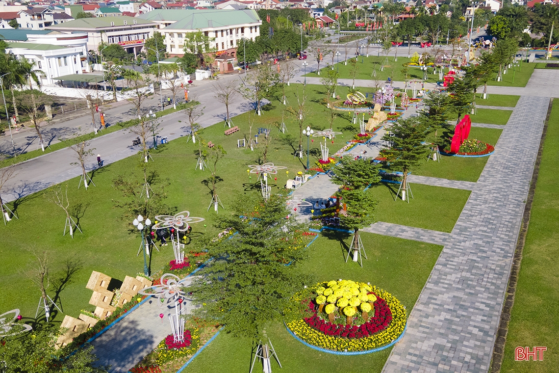 Thành Sen rực rỡ đón chào xuân Quý Mão 2023